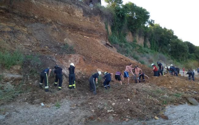 Пляж в Одесі, де стався зсув ґрунту, був аварійним, - ДСНС