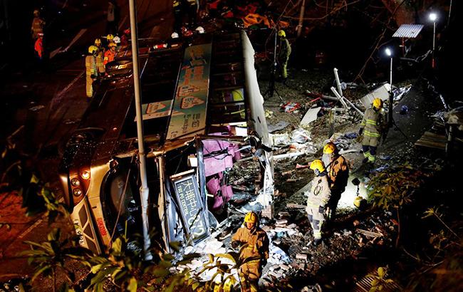 В Гонконге перевернулся двухэтажный автобус, погибли 18 человек