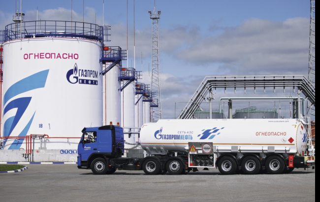 В РФ горит нефтебаза "Газпромнефти"