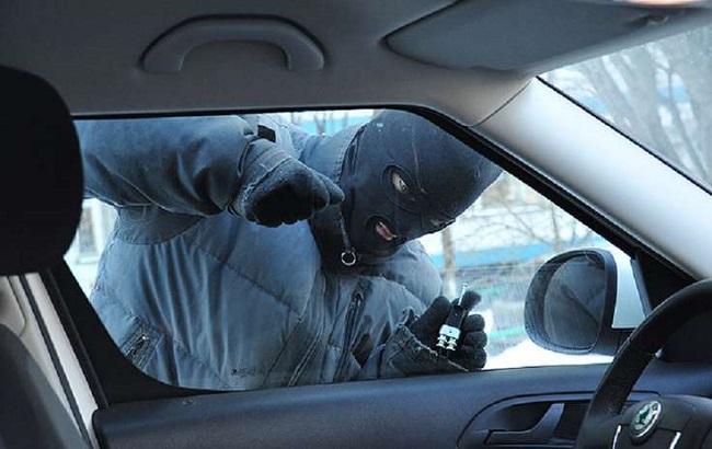 В Киеве из салона авто злоумышленники похитили сумку с 2 млн гривен&nbsp;