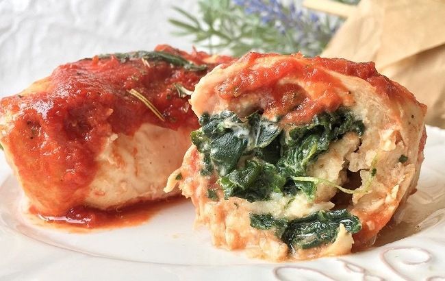 Куриные рулетики со шпинатом и сыром: идея для вкусного ужина