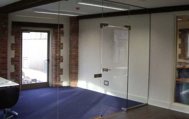 Стеклянные перегородки пользуются спросом при оформлении интерьера