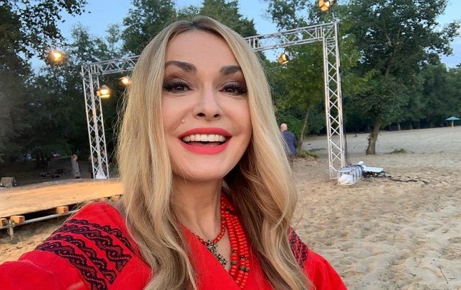 "Він мене обцілував": Ольга Сумська святкує 53-річчя