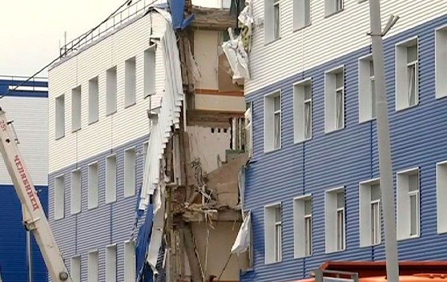 Слідчі проводять обшук у справі про обвалення казарми під Омськом