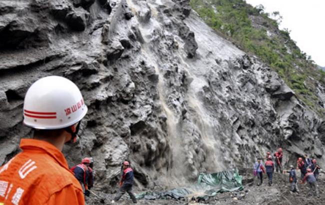 В результате схода оползня на северо-западе Китая восемь человек пропали без вести