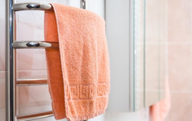 Названы цвета полотенец, которых следует избегать в ванной комнате