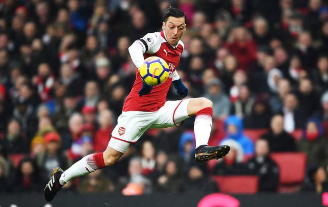 Озил согласился продлить контракт с "Арсеналом" из-за перехода Обамеянга