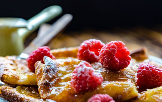 Ідеальний десерт в спеку: рецепт малинового пирога, який зводить з розуму