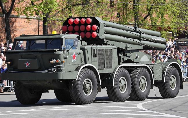 У Криму помітили переміщення колони старої техніки окупантів