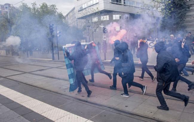 В Париже во время шествия профсоюзов произошли столкновения, пострадали полицейские