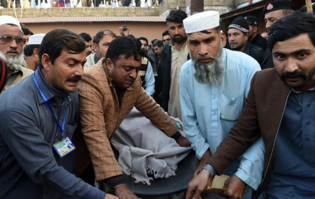 В результате подрыва смертника в Пакистане погибли не менее 22 человек