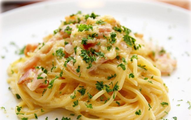 Шеф-кухар розповів, як легко приготувати ресторанну пасту "Карбонара" вдома