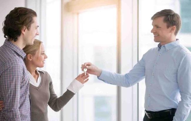 Сдавать квартиру самостоятельно или через риэлтора?