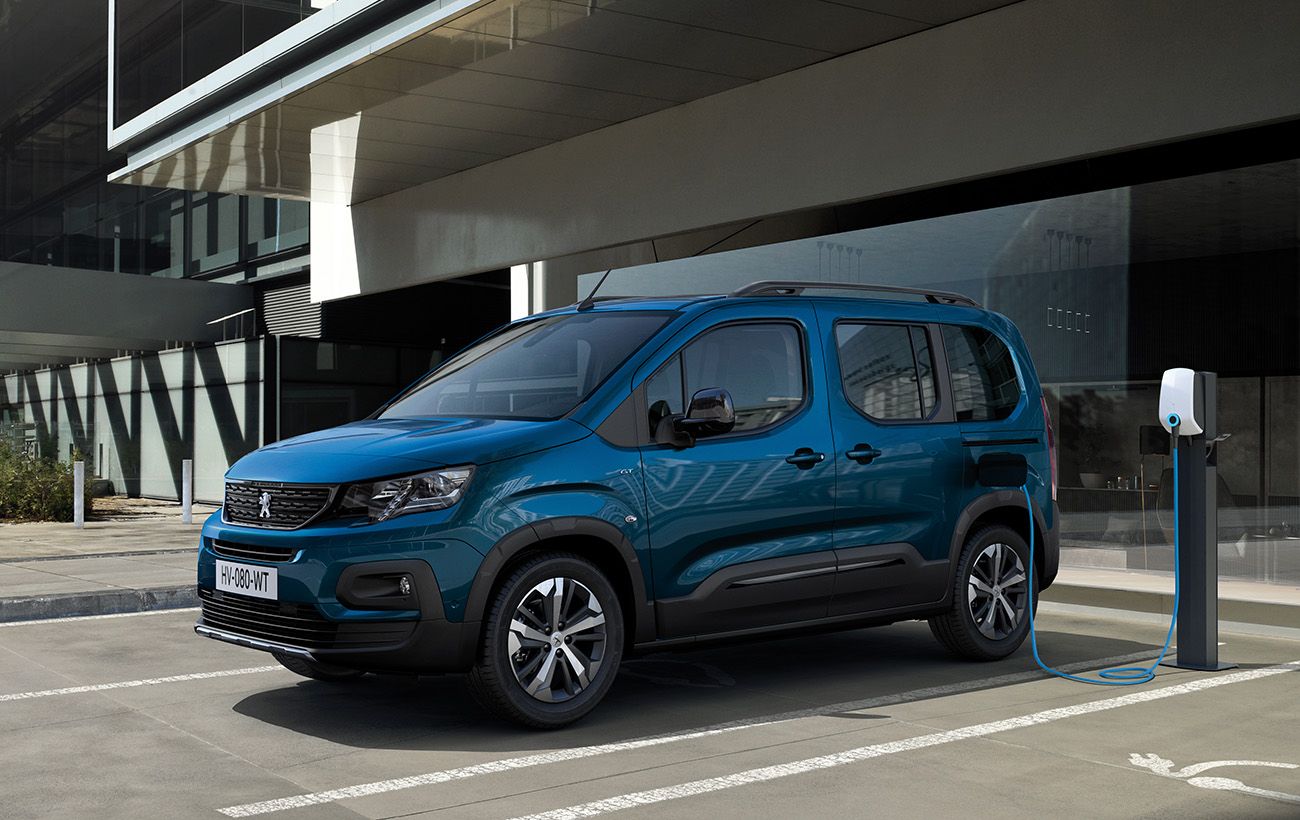 Гусеничные роботы для ВСУ и электрический минивэн для всех. Главное из мира авто в Украине