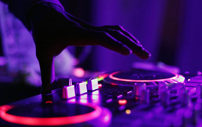 Десятирічна дівчинка стала наймолодшою діджейкою України