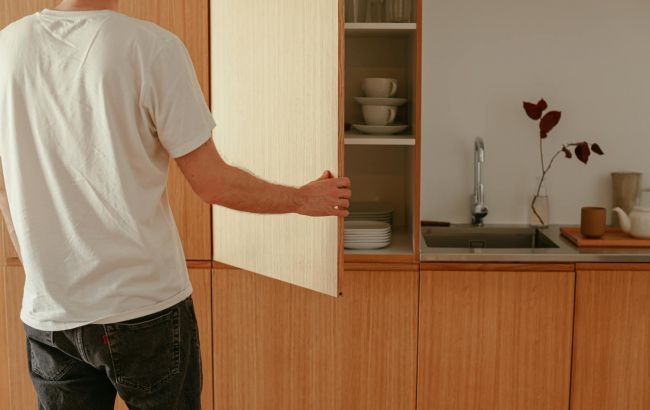 Не зручно, а шкідливо: 6 речей, які не варто зберігати у кухонних шафках