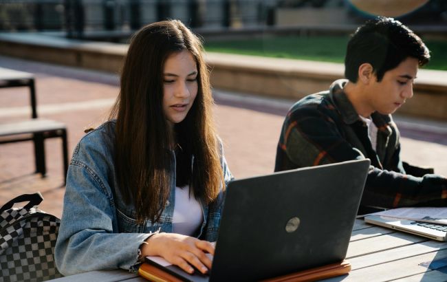 Как безопасно пользоваться общественным Wi-Fi и защитить свои данные от хакеров