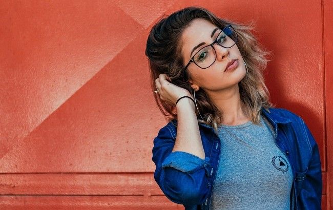 Як гармонійно поєднувати кольори в одязі: шпаргалка від дизайнера Андре Тана