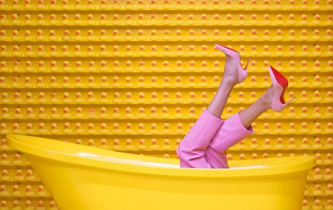 Сандалии деда, балетки и клоги: стилист назвала самую модную летнюю обувь 2021