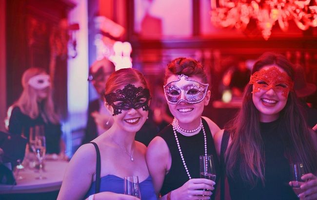 Стилист раскрыла 7 правил для создания новогоднего образа