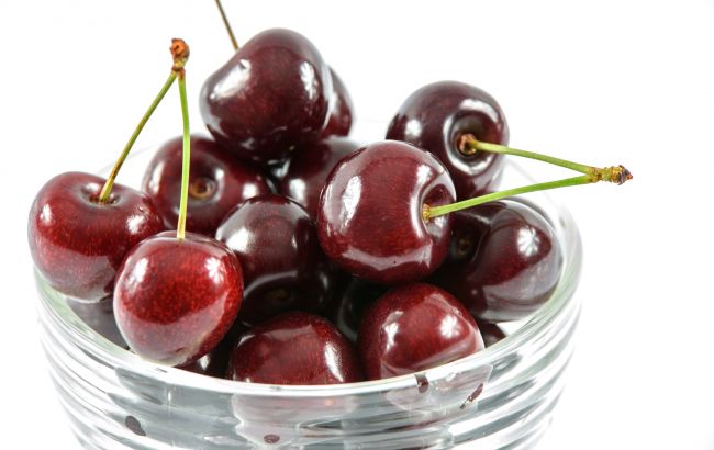В Украине начался сезон вишни: за сколько продают ягоду