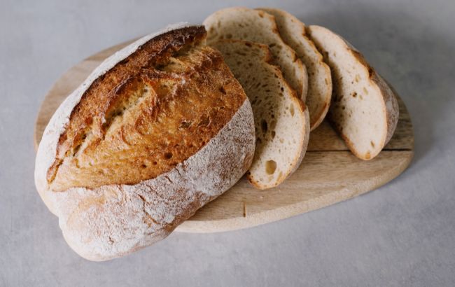 В Днепре мужчина купил хлеб с мочалкой внутри: фото "сюрприза"