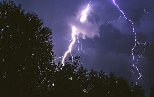 Грози та блискавки накриють Україну: як врятуватися під час негоди