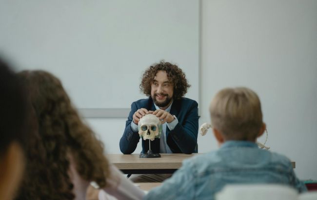 Учителям-чоловікам більше не потрібно йти до ТЦК: як подовжити відстрочку