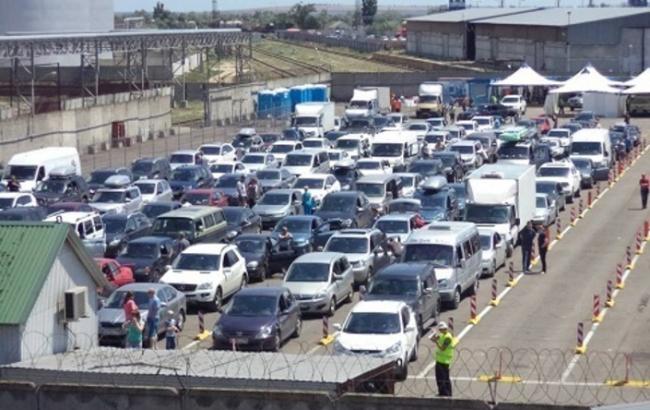 У портах Керченської переправи зібралося майже 1,5 тисячі автомобілів