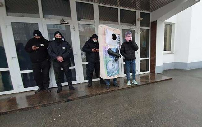 В Киеве устроили необычный перфоманс: показали, как "проскочить" мимо санкций