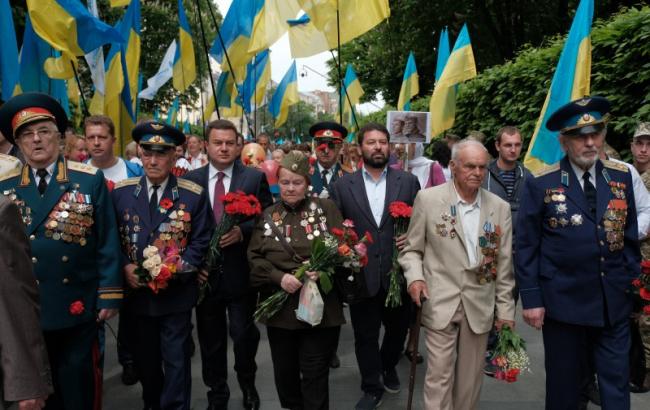 Нардепы "Відродження" поздравили ветеранов с Днем победы