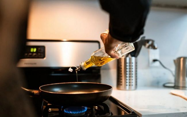 На якій олії можна смажити, а яку додавати до салату