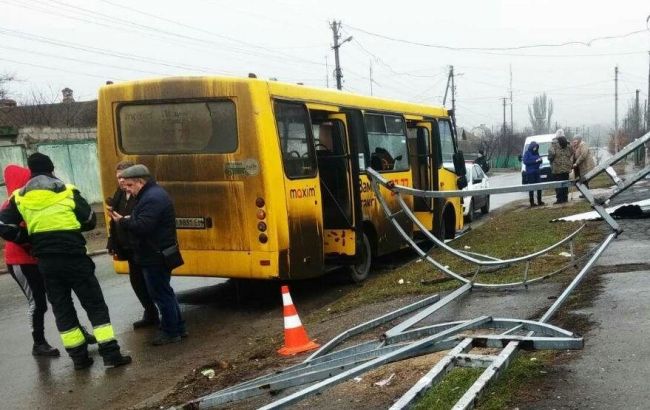 У Маріуполі маршрутка знесла зупинку з людьми, є постраждалі