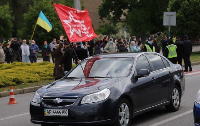 В Запорожье произошли стычки из-за автопробега с красными флагами