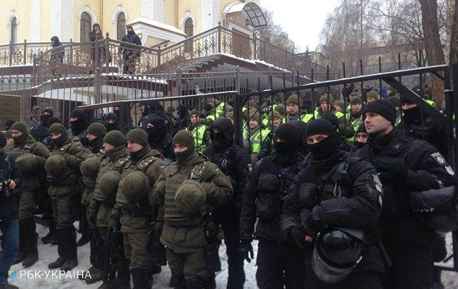 Труханова атаковали активисты возле суда