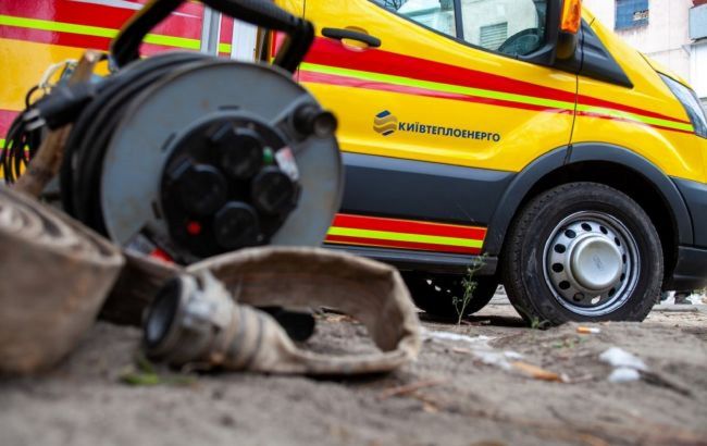 В Киеве возле метро "Демеевская" забил грязевой "гейзер": его высота достигает 10 метров