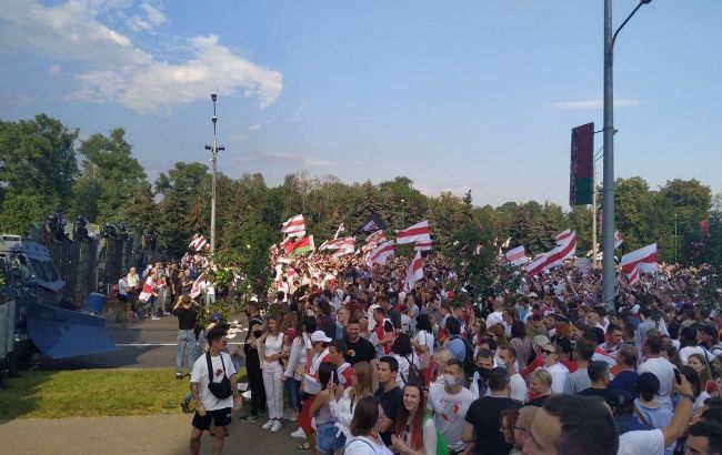 Дворец Лукашенко охраняют военные на БТР с пулеметами