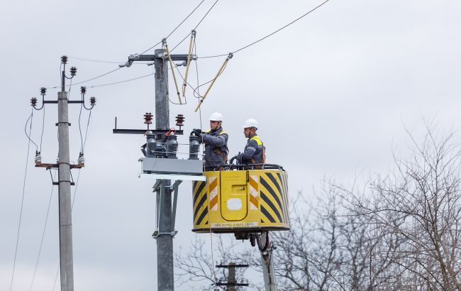 Более 170 тыс. семей снова со светом после атак РФ: статистика от ДТЭК за неделю