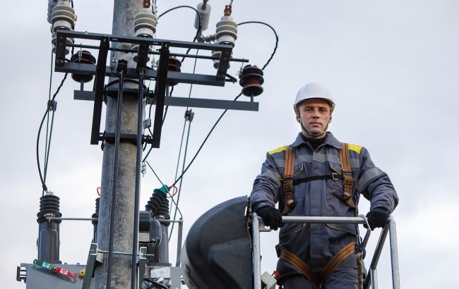 Понад 453 тисячі родин зі світлом: у ДТЕК розповіли про відновлення мереж після обстрілів