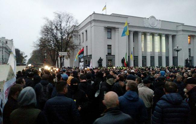 Під стінами Верховної Ради проходить "віче"