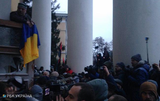 Активисты прекратили штурм Октябрьского дворца