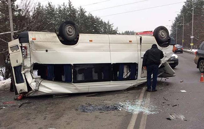 В Киеве столкнулись микроавтобус, "скорая" и легковушка