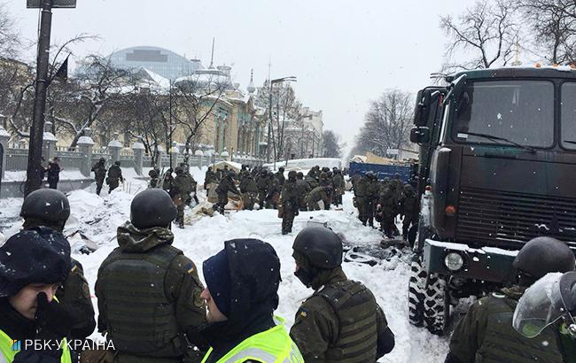 Палаточный городок под Радой разбирают бойцы Нацгвардии