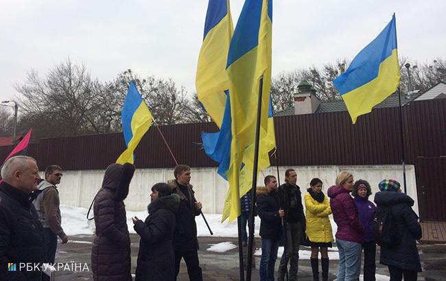 Активисты начали пикетировать дом Авакова