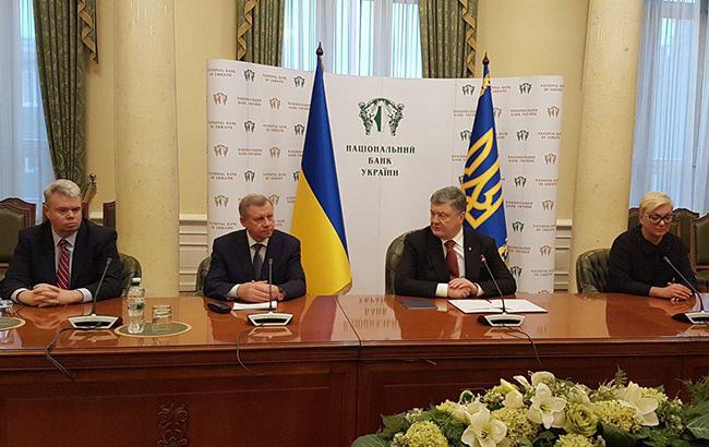 Порошенко офіційно представив колективу НБУ нового керівника