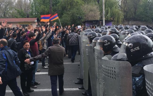 Евросоюз призвал власти Армении наладить диалог с оппозицией