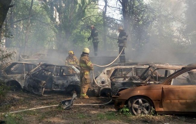 На штрафплощадке в Киеве загорелись около 20 автомобилей
