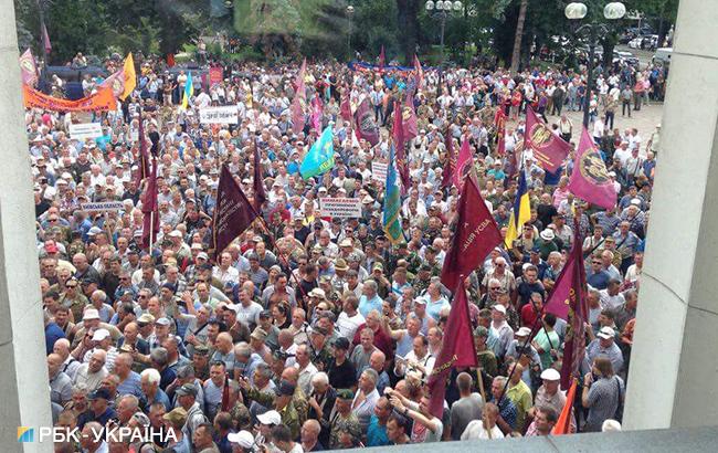 На мітингу ветеранів та шахтарів під Радою почалися сутички
