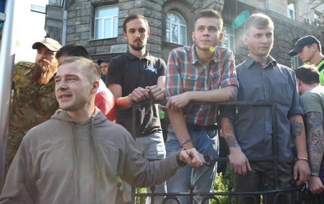 Под АПУ несколько иностранных добровольцев АТО приковали себя к забору