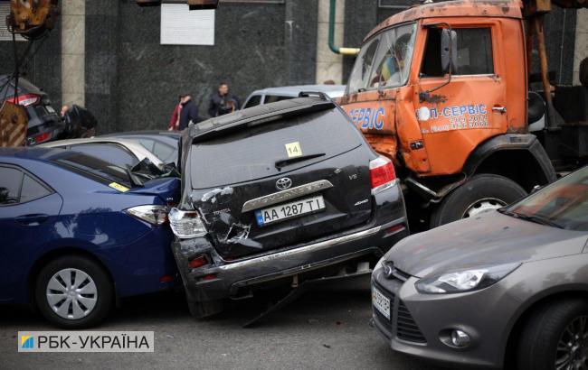 У Києві на Печерську автокран протаранив кілька авто, є постраждалий